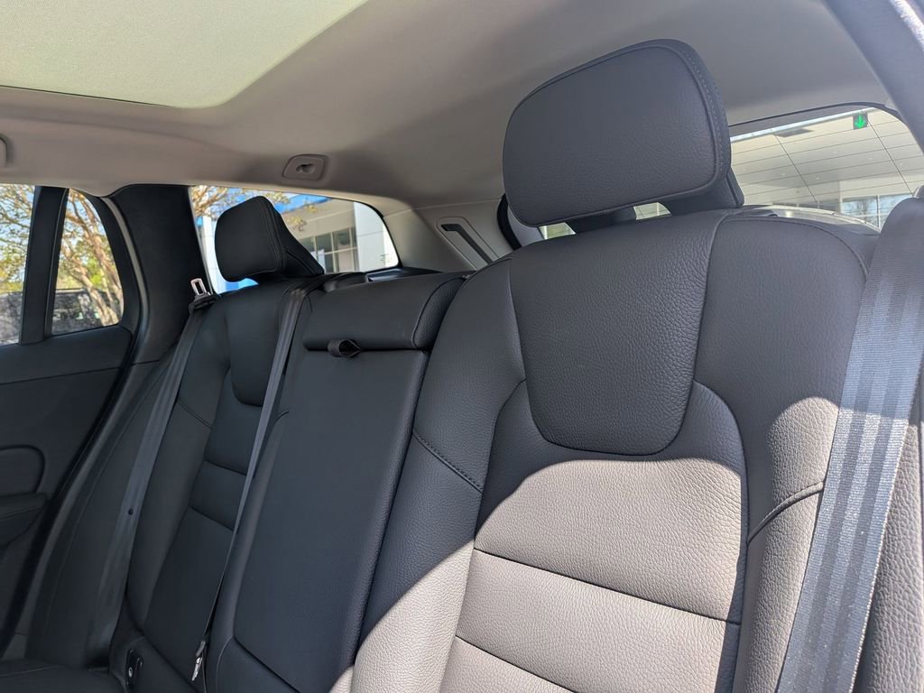 Used 2025 Volvo V60 B5 Cross Country Plus AWD/4WD image 27