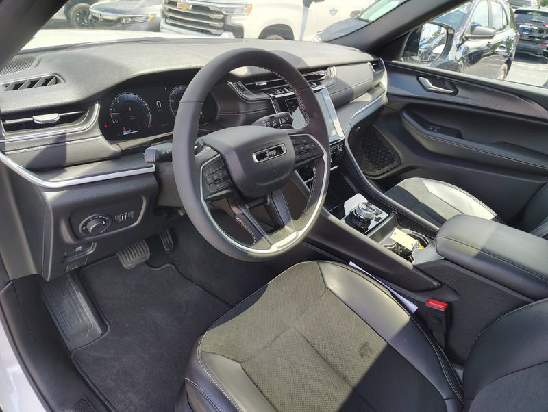 Used 2025 Jeep Grand Cherokee L Altitude AWD/4WD image 10