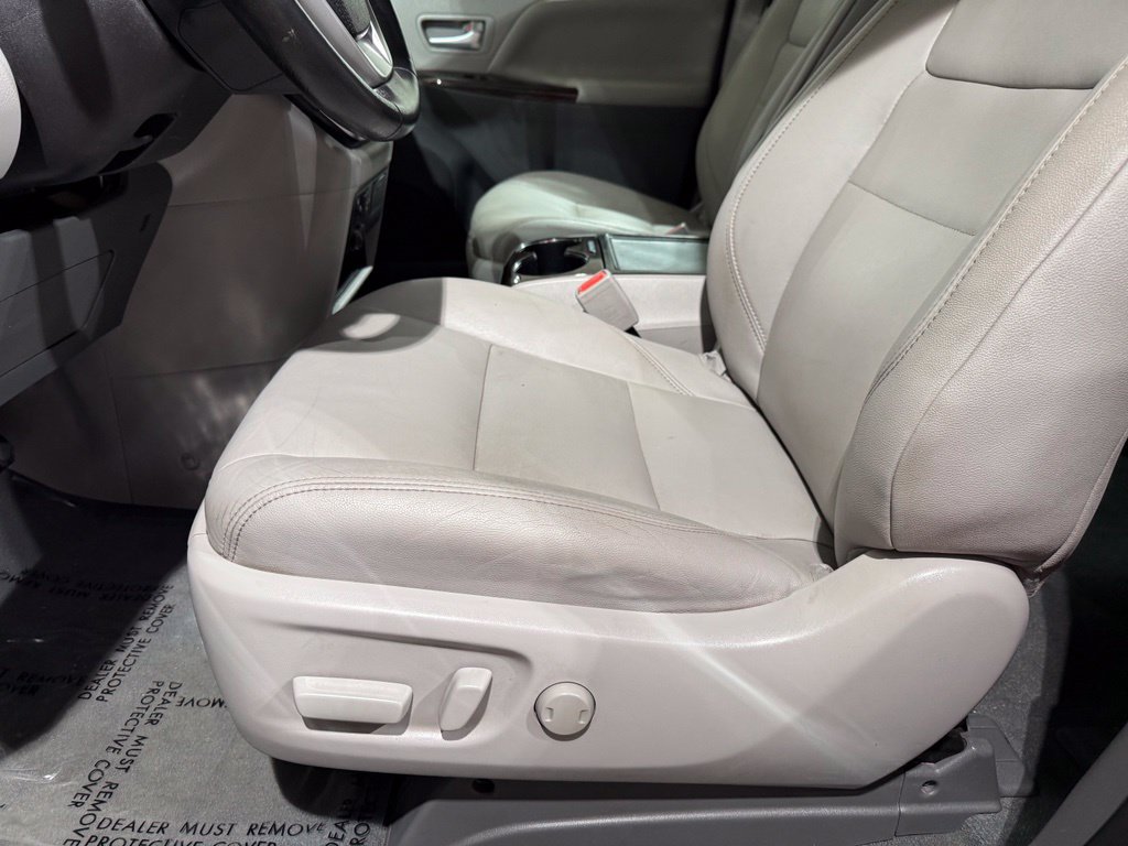 Used 2020 Toyota Sienna XLE w/ Carpet Mat Package FWD image 14