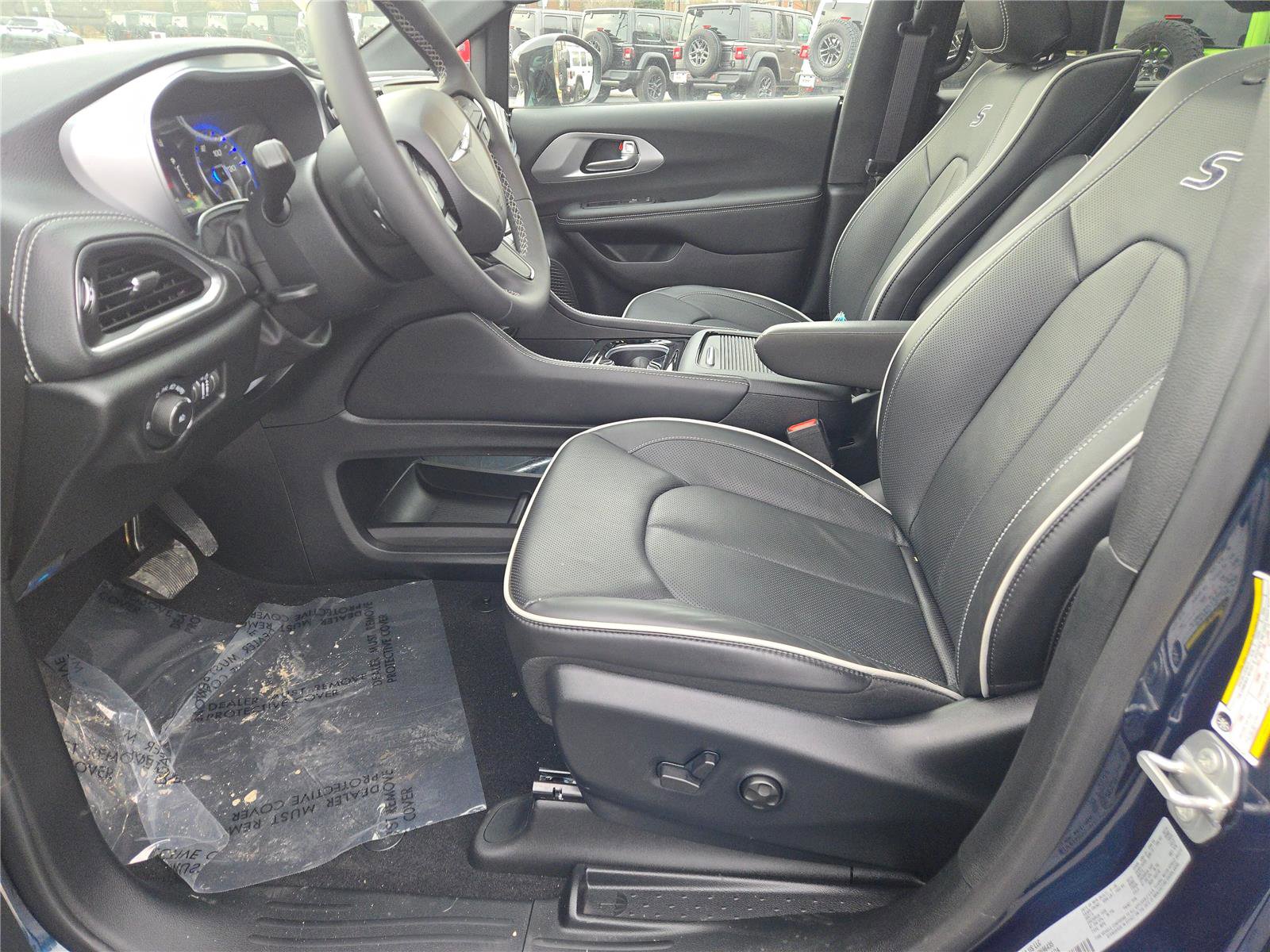 Used 2025 Chrysler Pacifica Limited w/ Uconnect Theater Family Group image 26