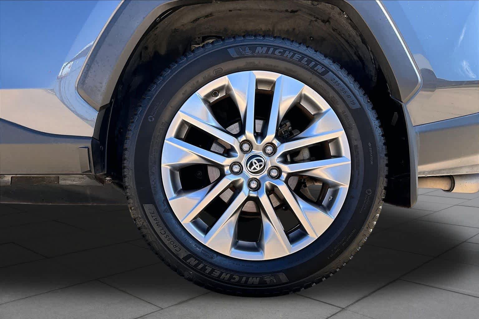 Used 2020 Toyota RAV4 XLE Premium FWD image 11