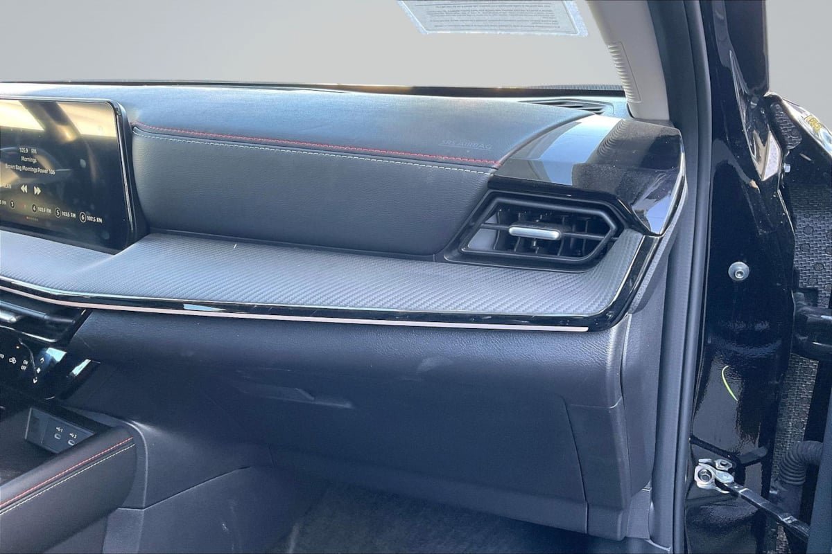 Used 2025 Nissan Kicks SR FWD image 17