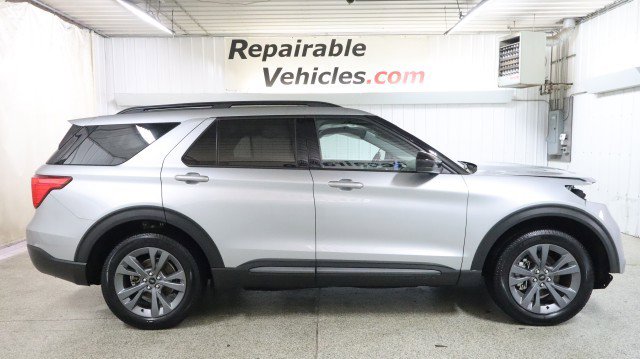 Used 2022 Ford Explorer XLT w/ Equipment Group 202A image 4