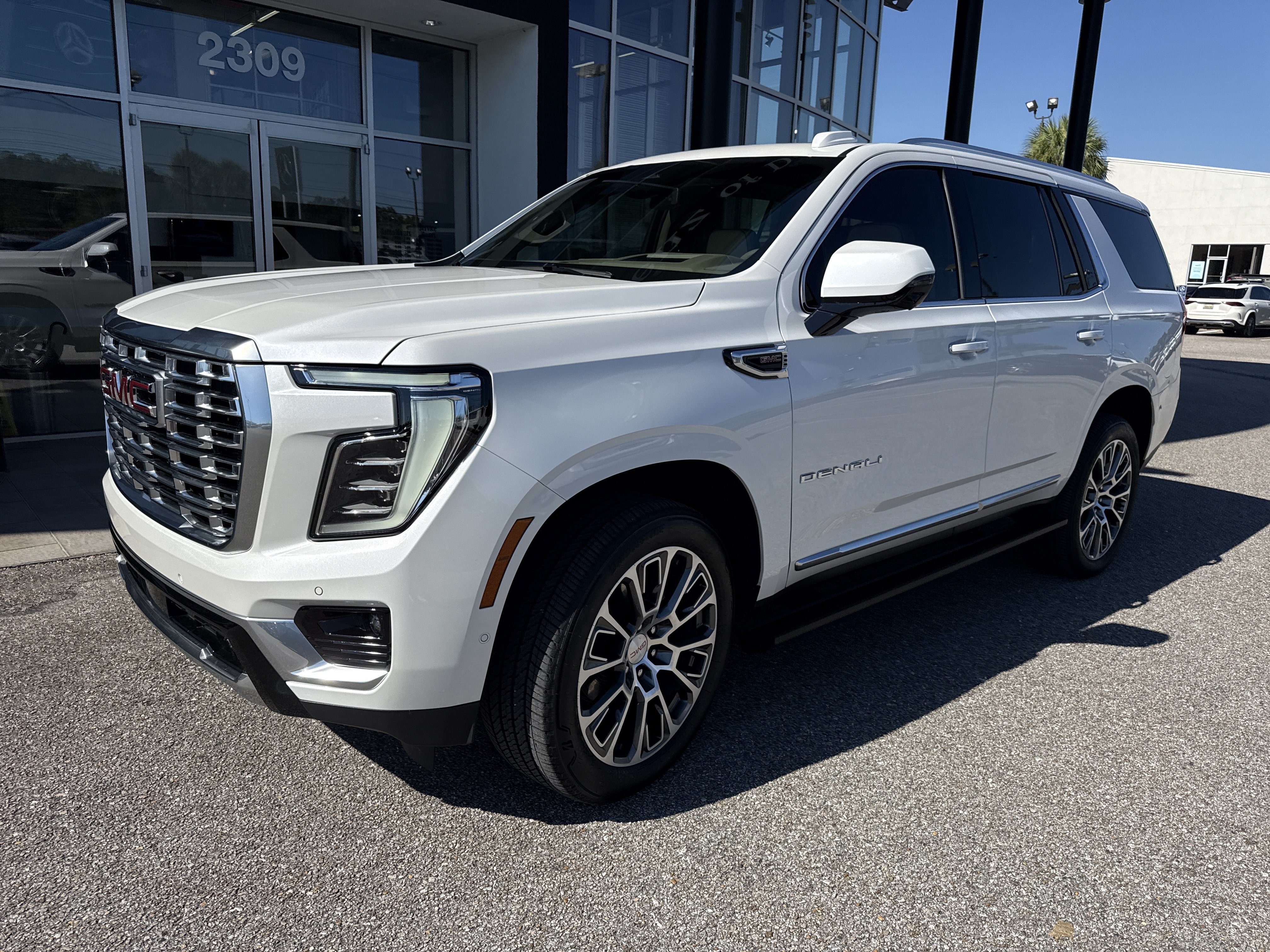 Used 2025 GMC Yukon Denali w/ Sun & Power Step Package AWD/4WD image 1