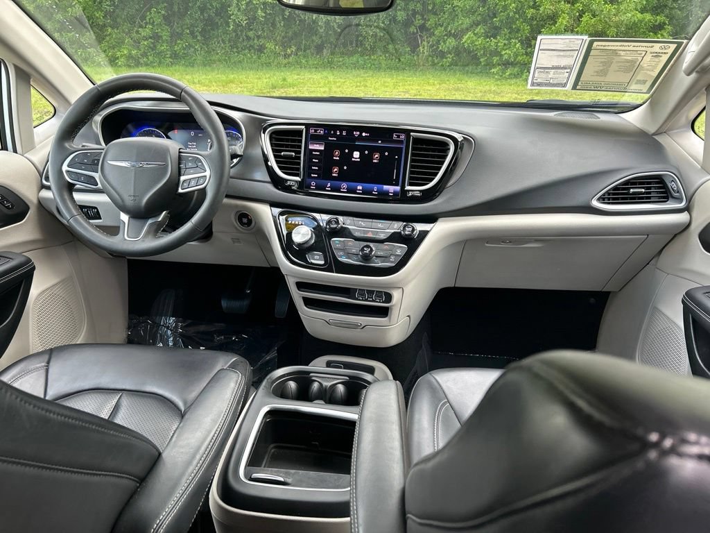 Used 2023 Chrysler Pacifica Touring-L FWD image 10