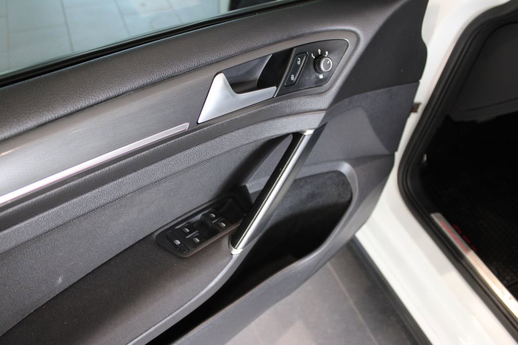 Used 2018 Volkswagen GTI SE image 27