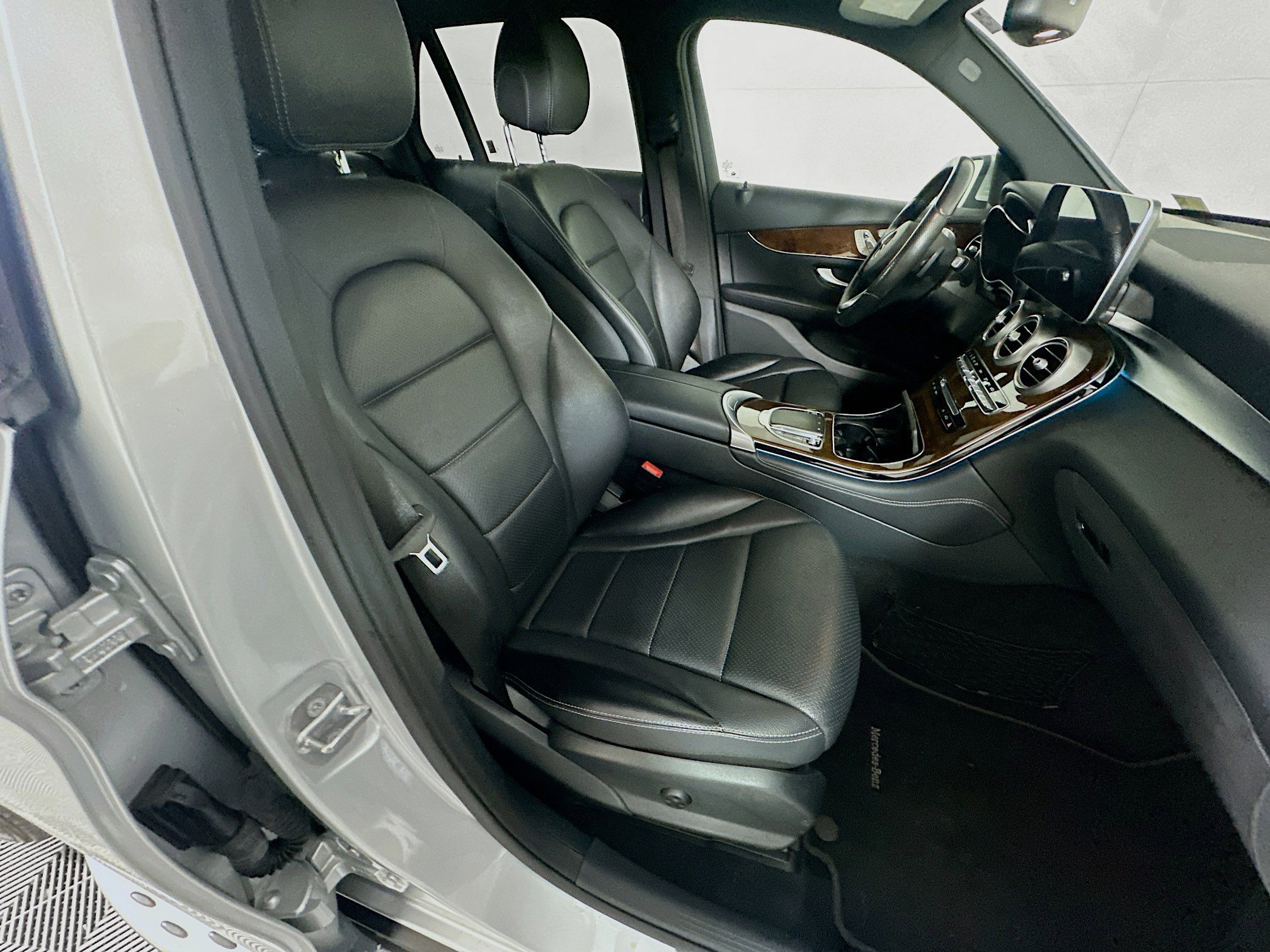 Used 2017 Mercedes-Benz GLC 300 4MATIC image 31