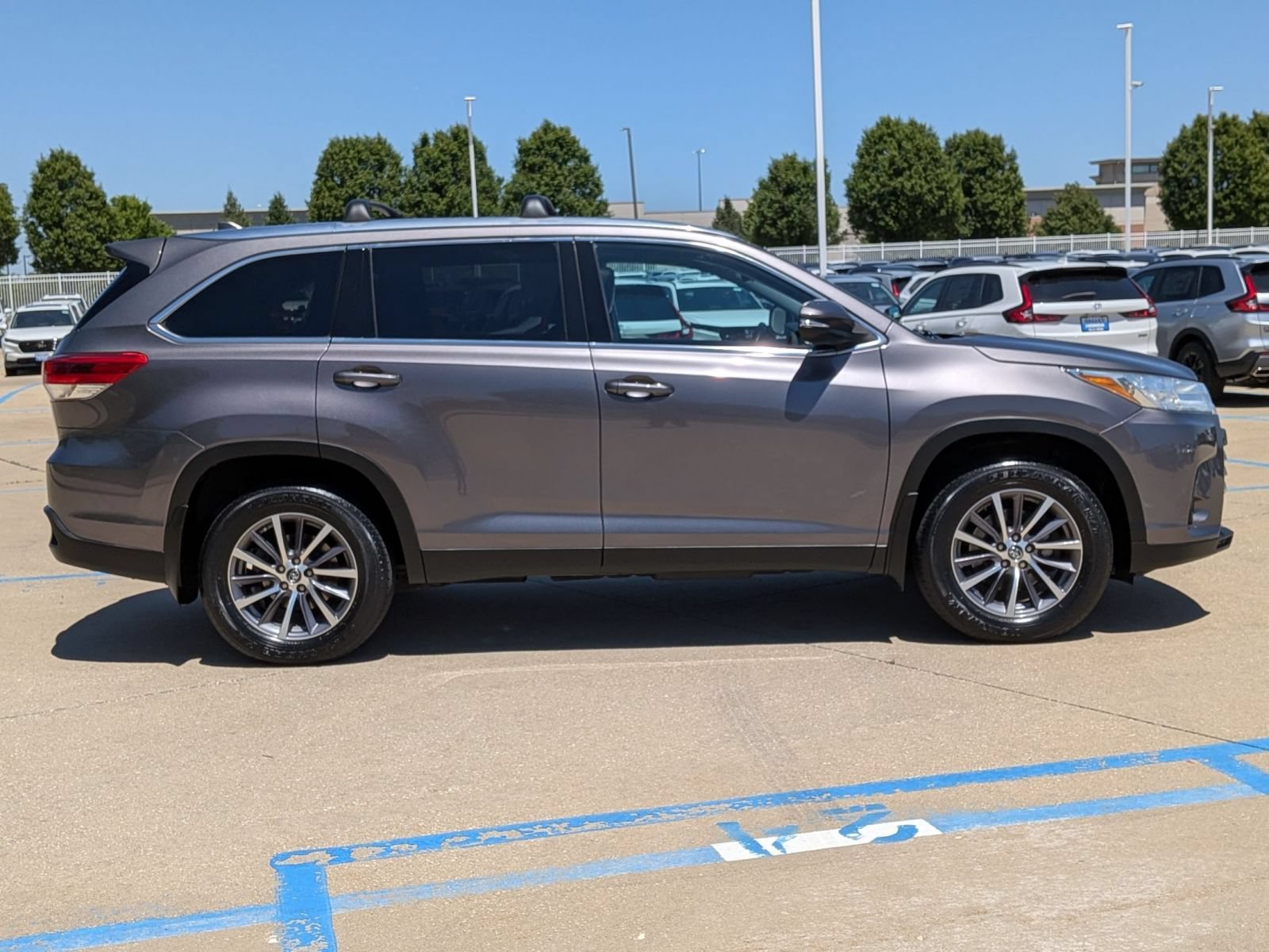 Used 2019 Toyota Highlander XLE AWD/4WD image 5