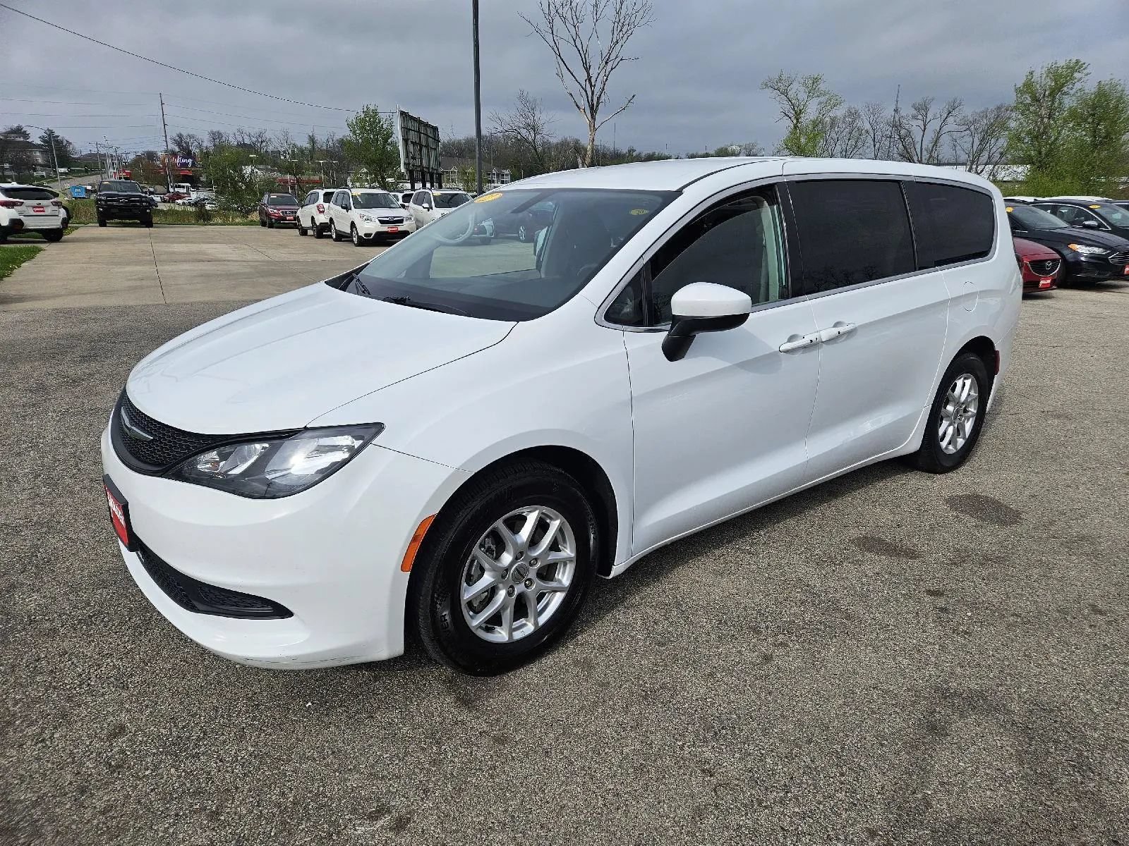 Used 2022 Chrysler Voyager LX FWD image 3