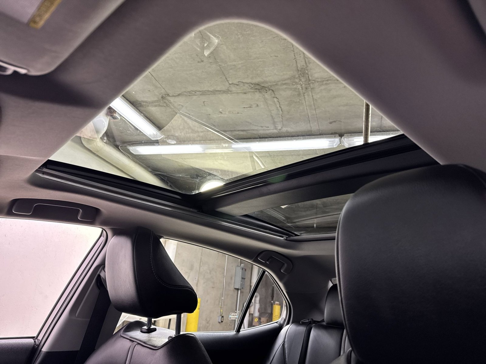 Used 2020 Toyota Camry XSE image 28