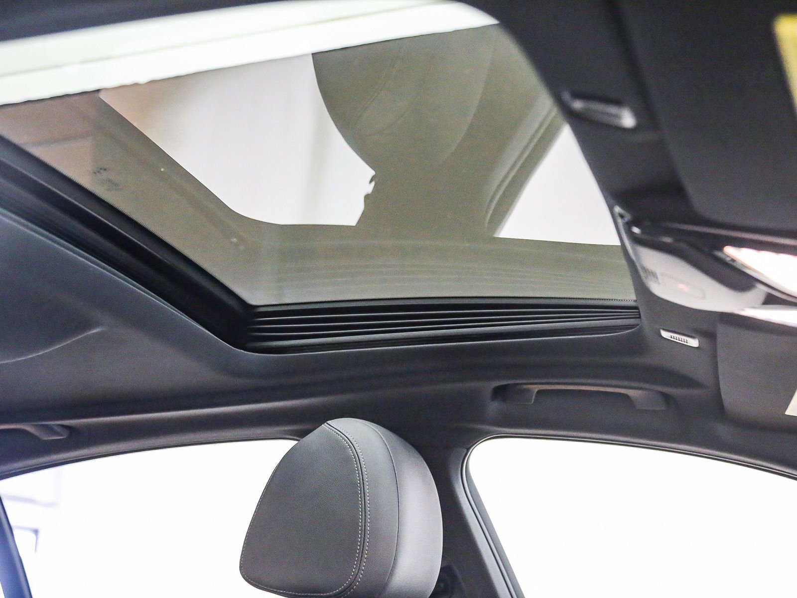 Certified 2023 BMW 530e w/ Premium Package RWD image 18
