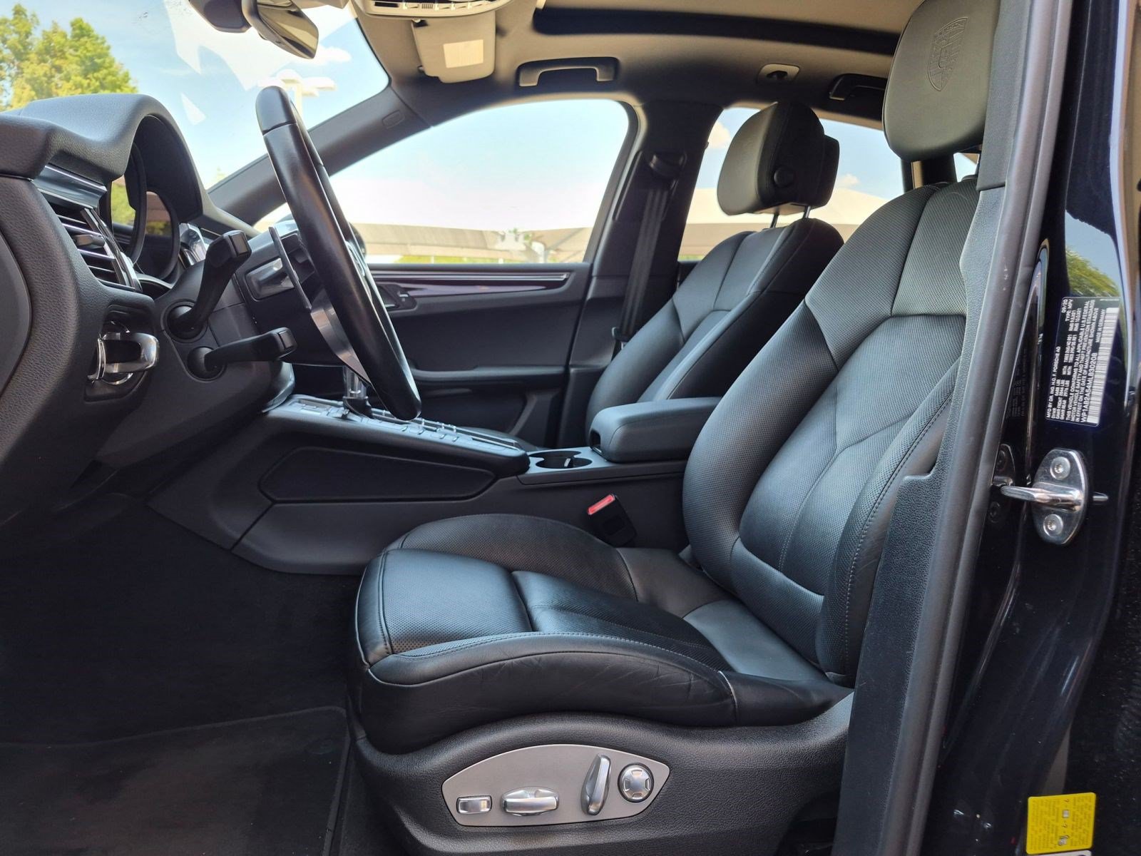 Certified 2021 Porsche Macan S AWD/4WD image 5