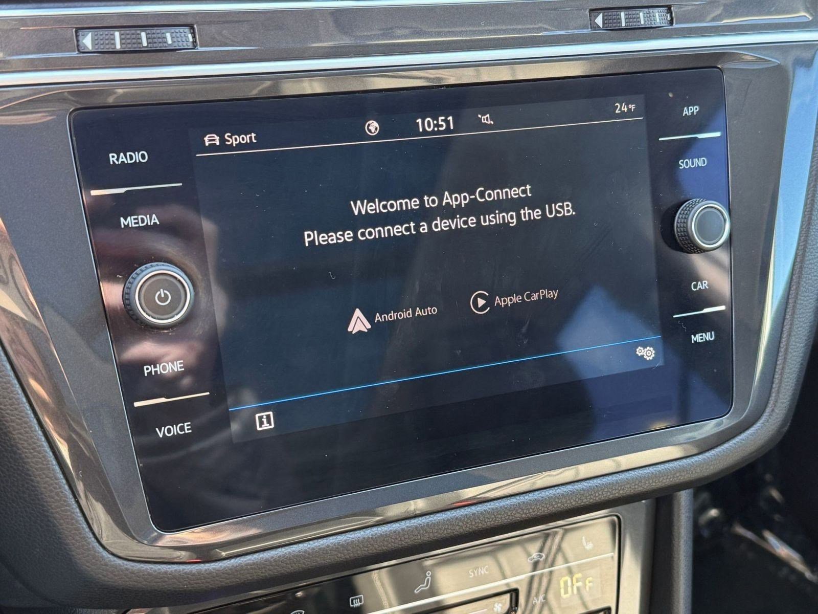 Used 2024 Volkswagen Tiguan SE w/ Panoramic Sunroof Package image 25