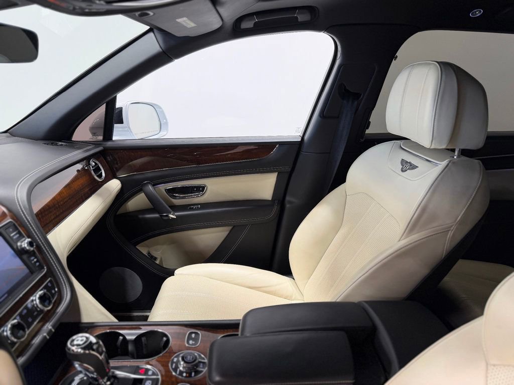Used 2018 Bentley Bentayga Mulliner AWD/4WD image 21