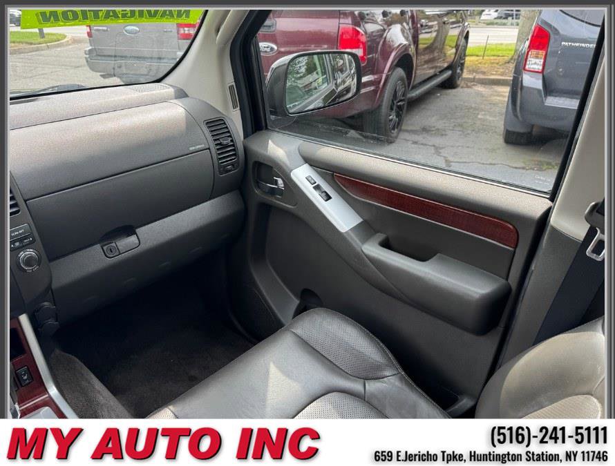 Used 2010 Nissan Pathfinder LE w/ Navigation Pkg image 14