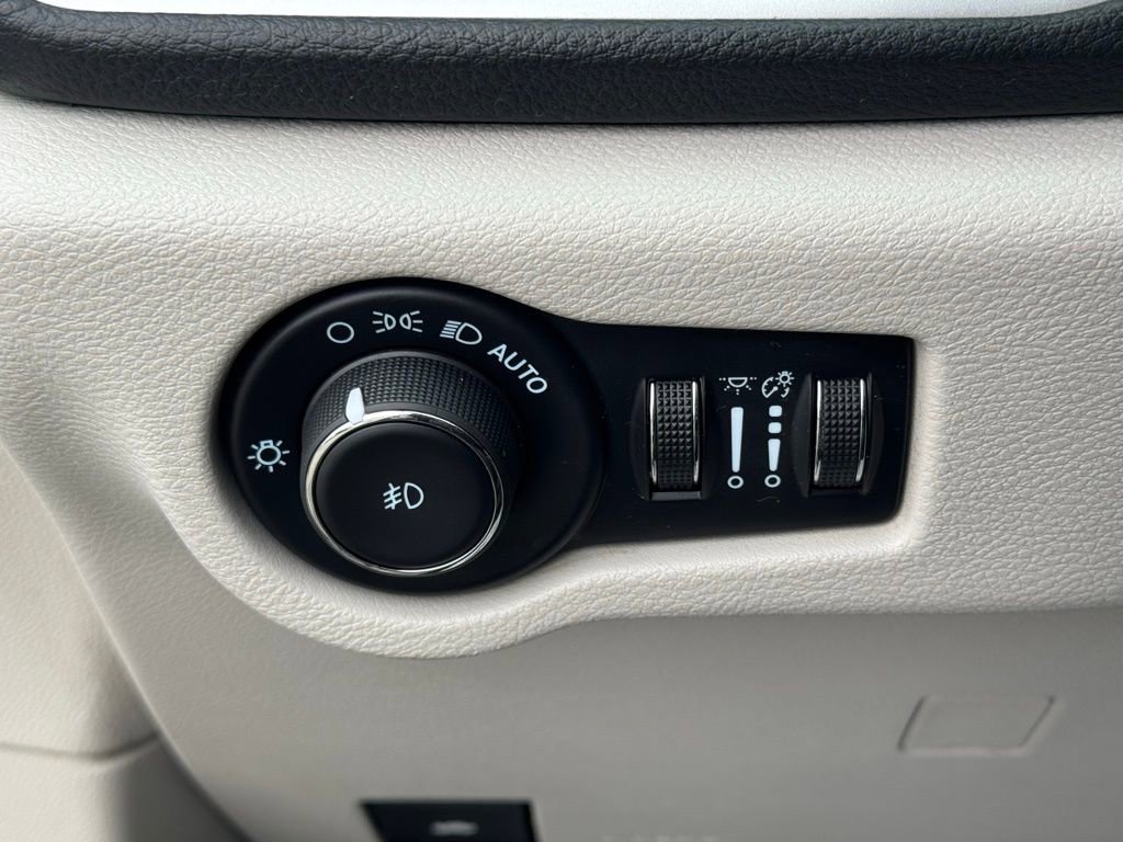 Used 2022 Chrysler Pacifica Touring-L image 32