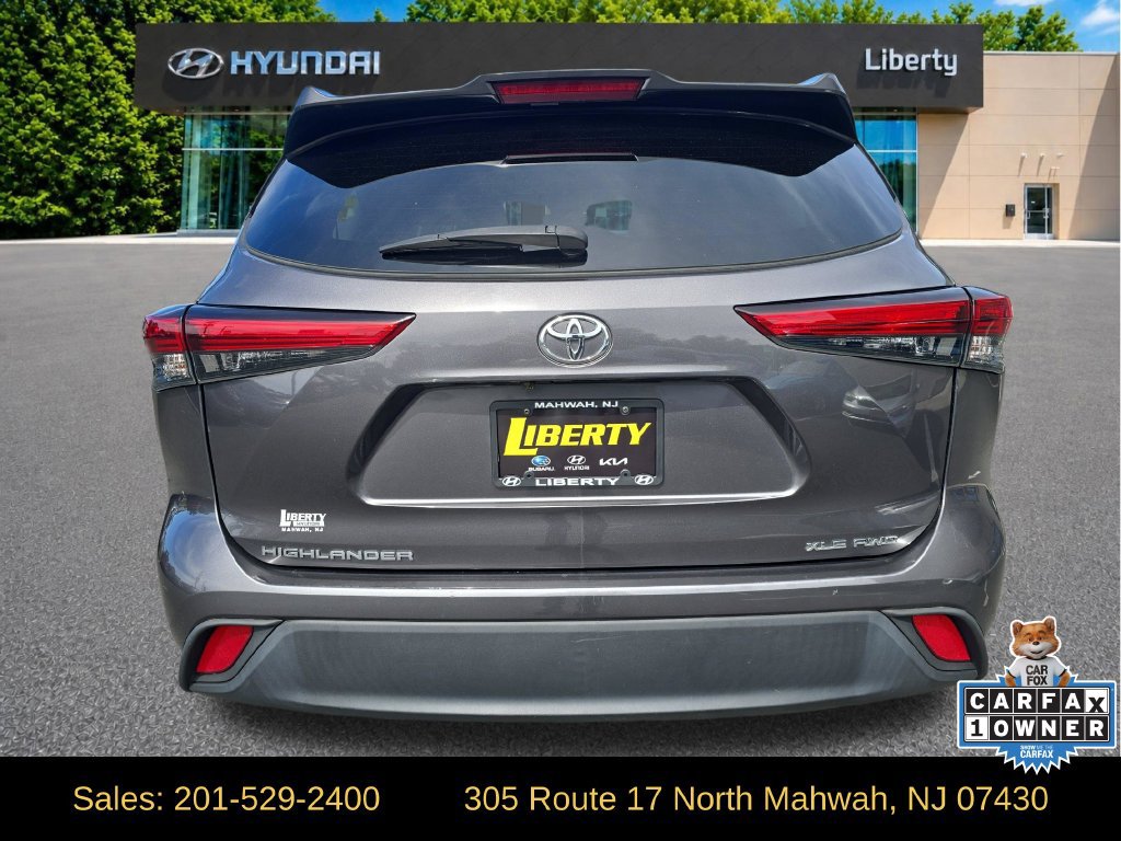 Used 2022 Toyota Highlander XLE AWD/4WD image 4