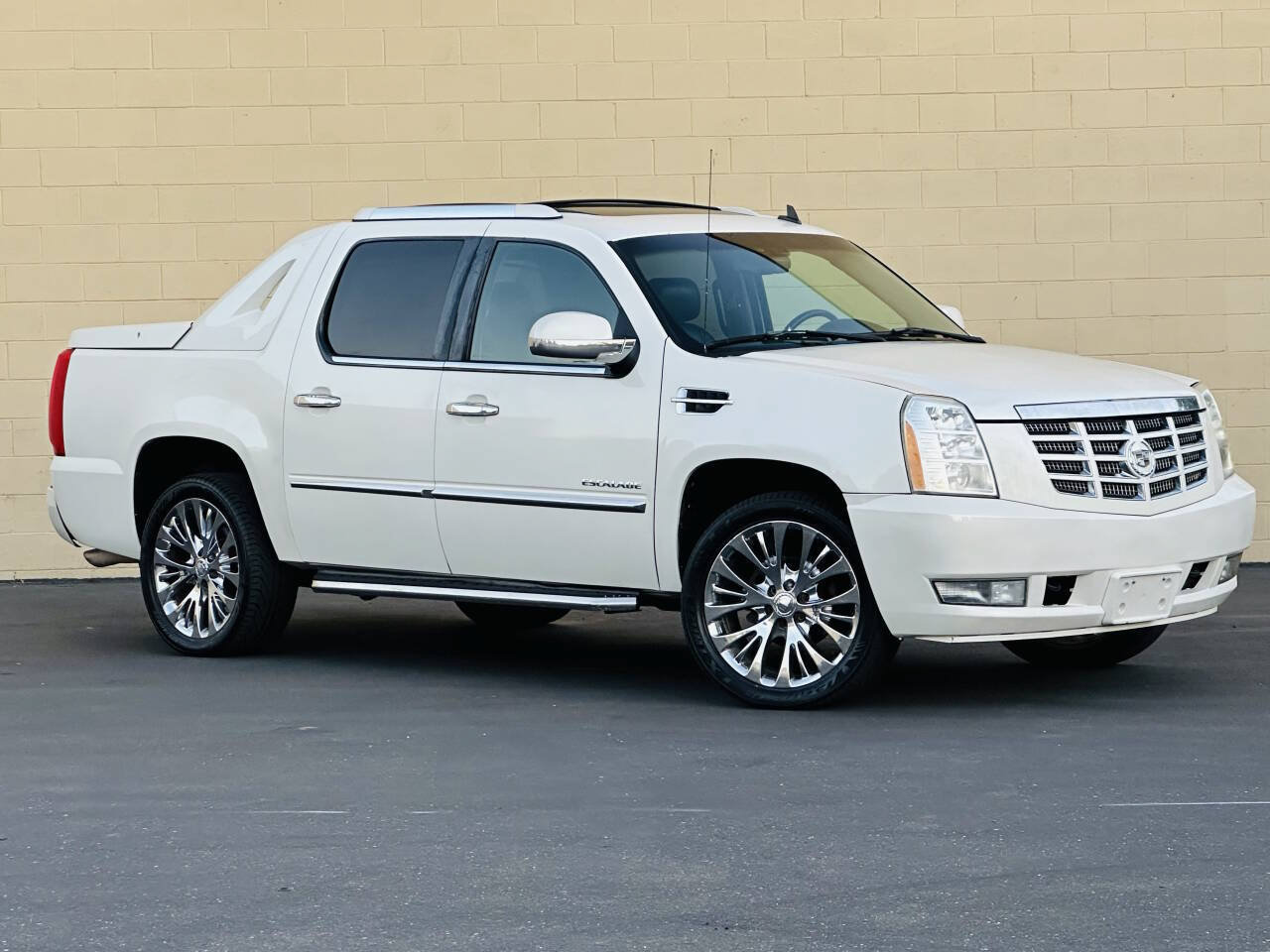 Used 2008 Cadillac Escalade EXT AWD/4WD image 2