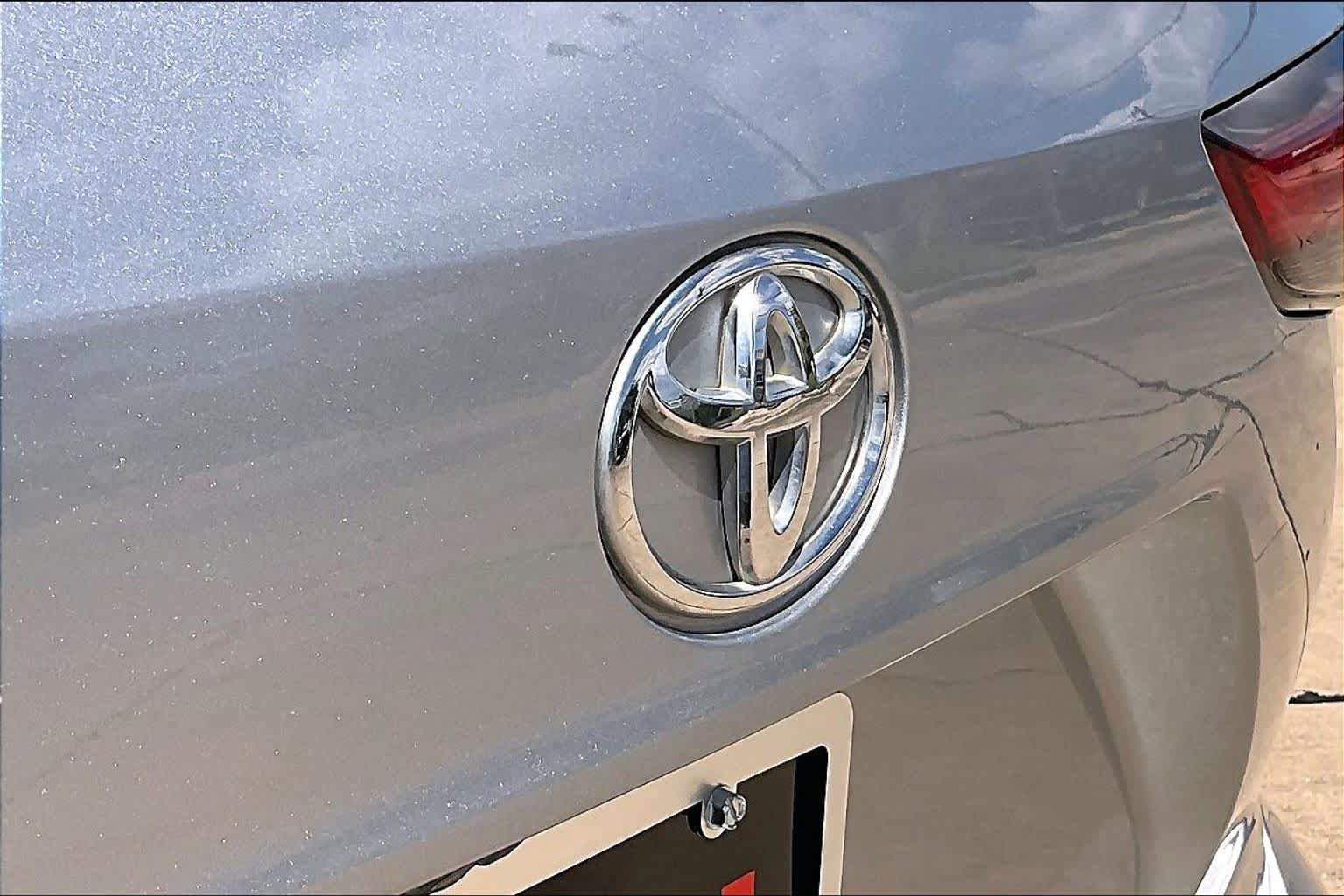 Used 2021 Toyota Highlander LE FWD image 26