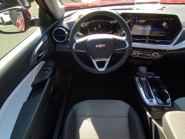 Used 2026 Chevrolet Trax LT w/ Driver Confidence Package FWD image 27