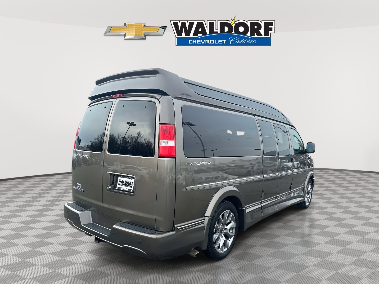 Used 2022 Chevrolet Express 2500 Extended w/ Enhanced Convenience Package image 6
