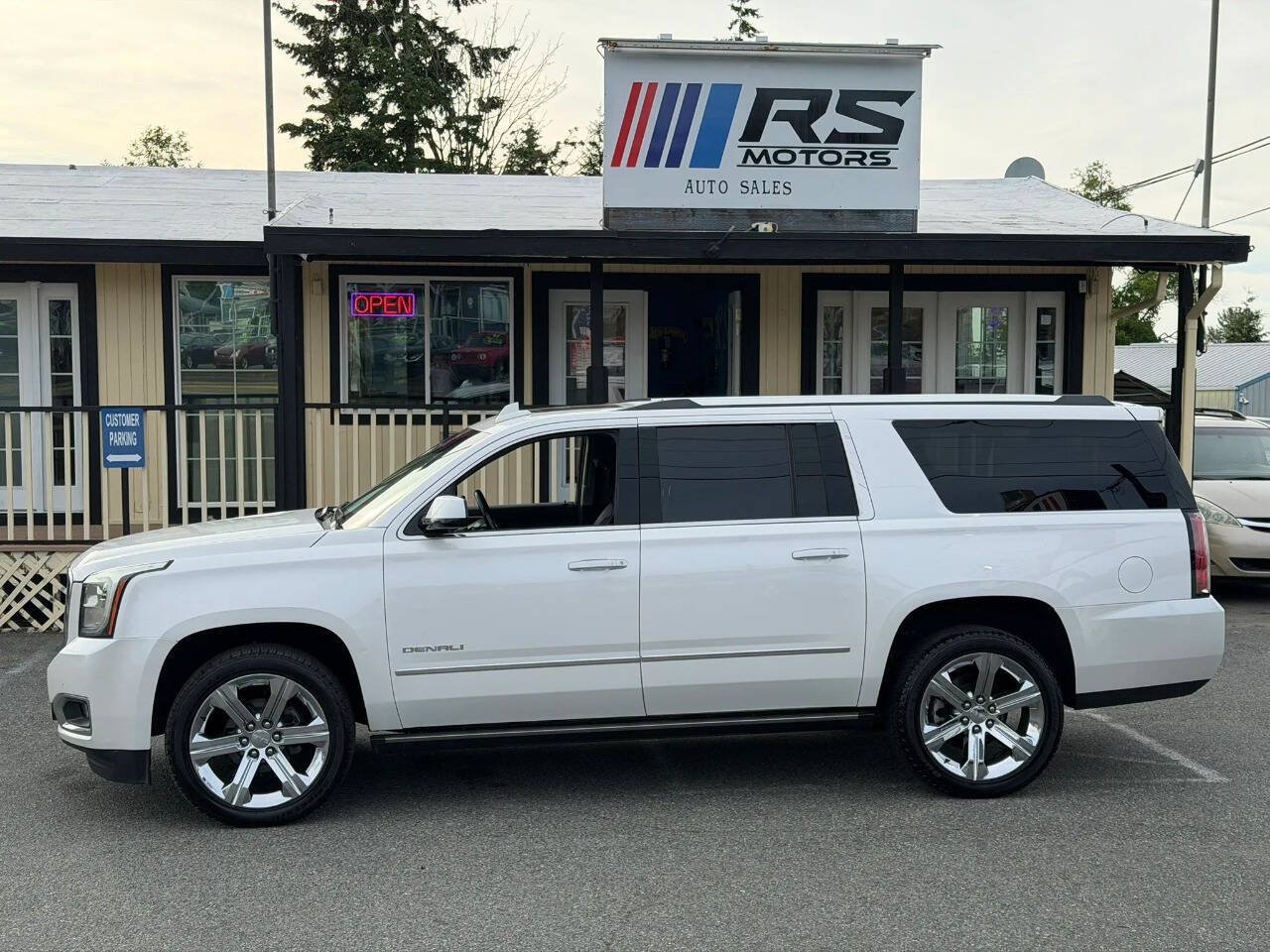 Used 2019 GMC Yukon XL Denali w/ Open Road Package AWD/4WD image 3