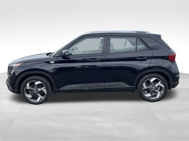 Used 2022 Hyundai Venue SEL FWD image 2