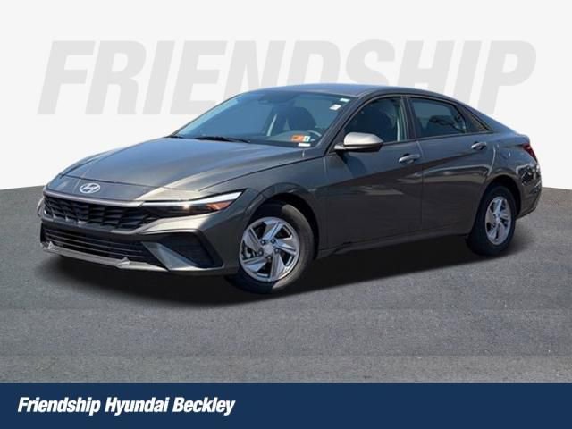 Certified 2025 Hyundai Elantra SE FWD image 1