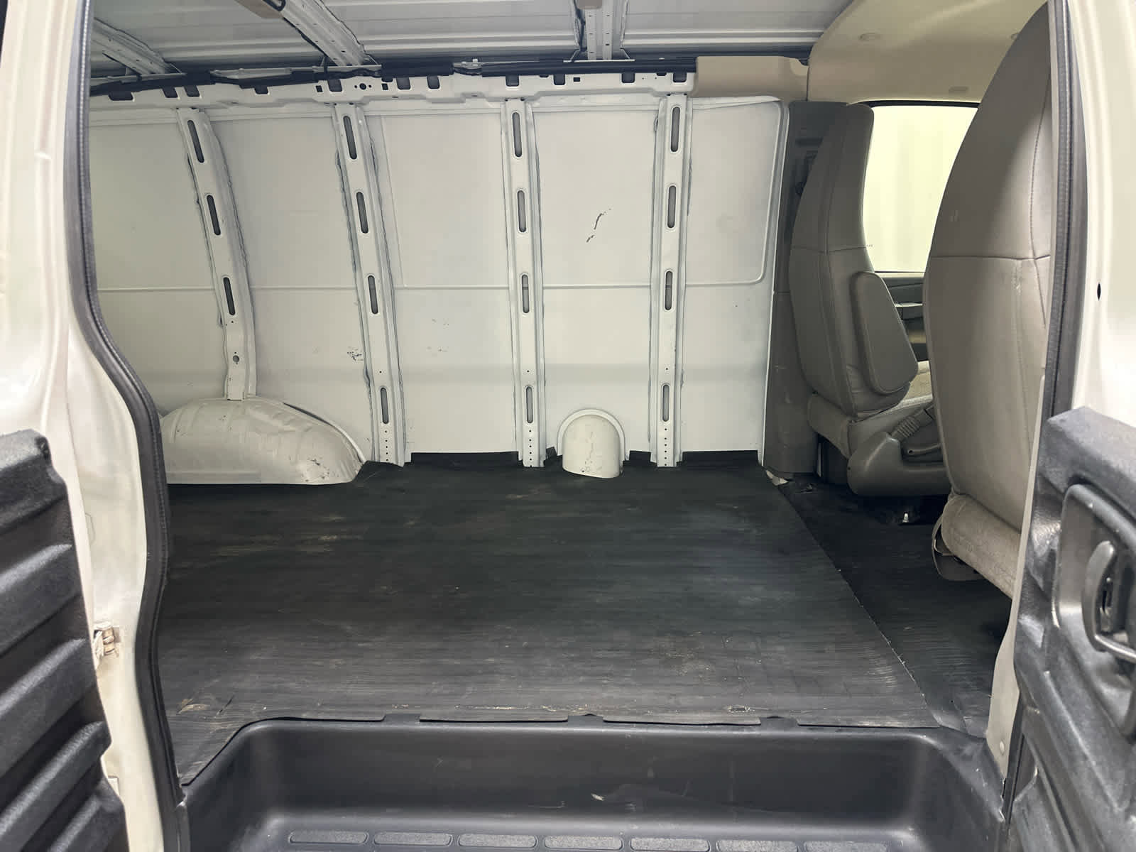 Used 2018 Chevrolet Express 2500 w/ Driver Convenience Package image 18