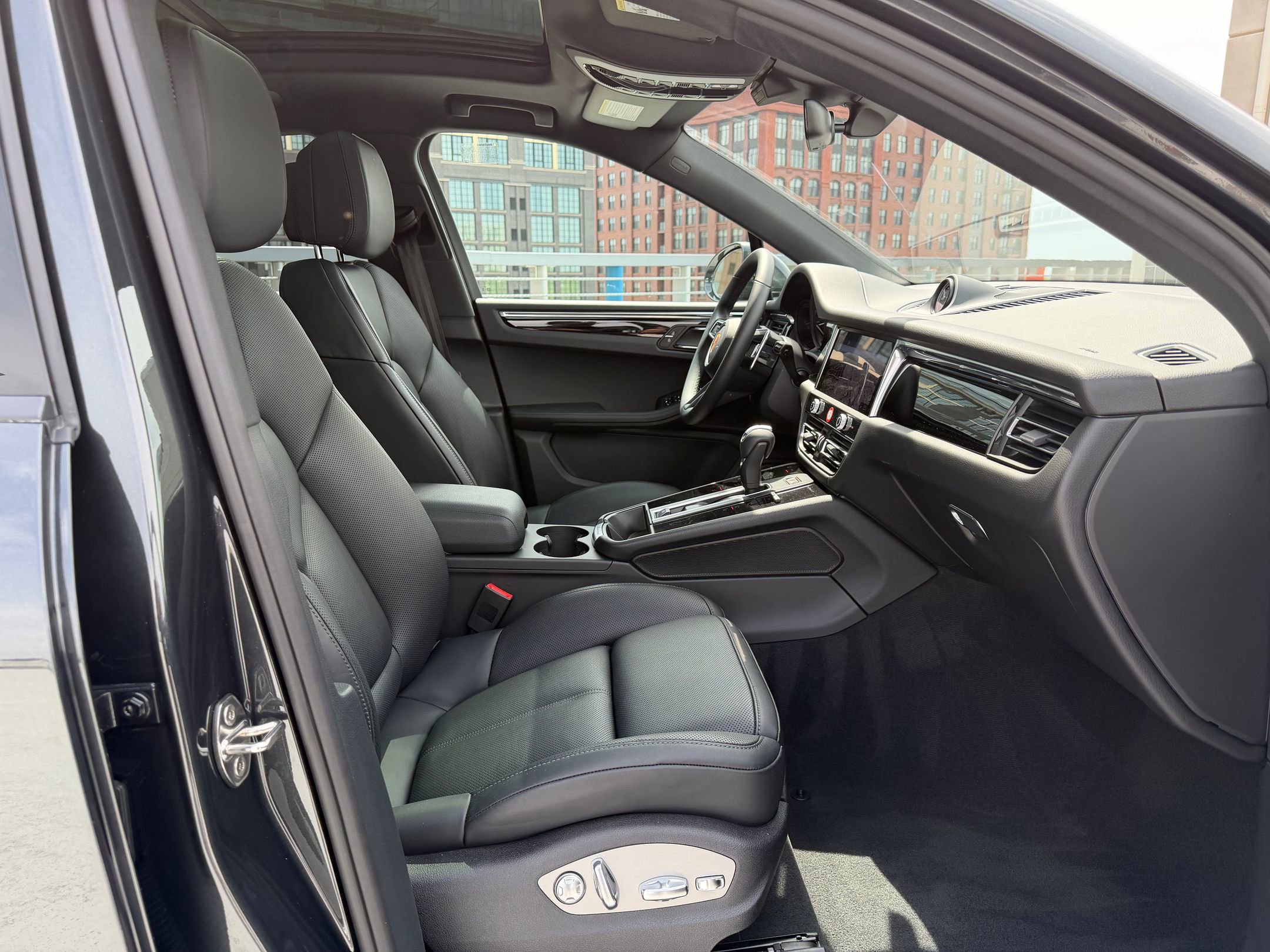 Certified 2026 Porsche Macan AWD/4WD image 15