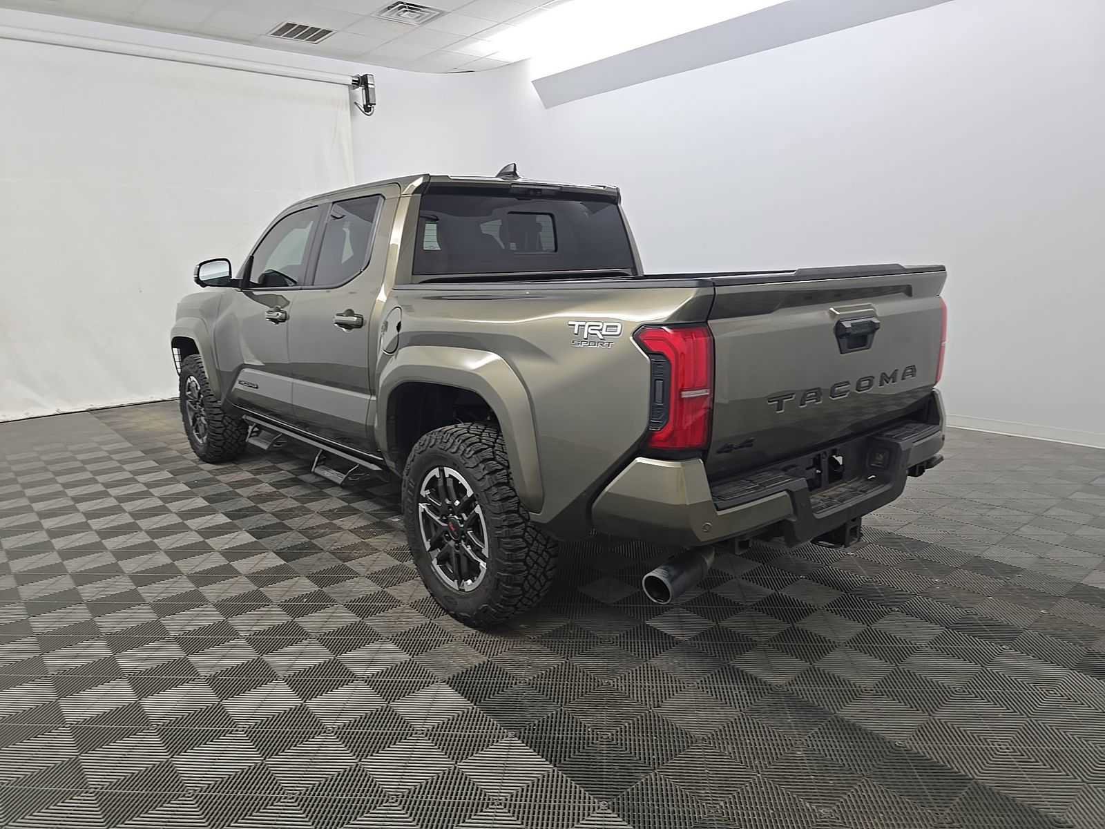 Used 2025 Toyota Tacoma TRD Sport w/ TRD Sport Premium Package AWD/4WD image 4