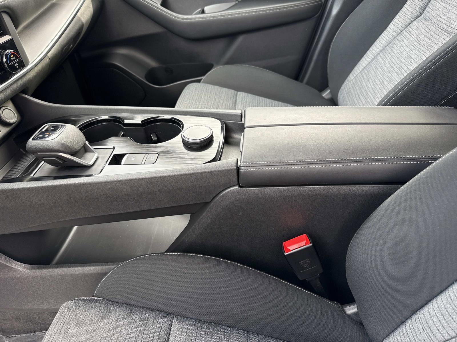 Used 2023 Nissan Rogue SV image 14