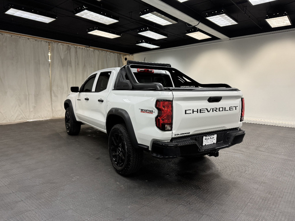 Used 2025 Chevrolet Colorado Trail Boss w/ Midnight Edition AWD/4WD image 3