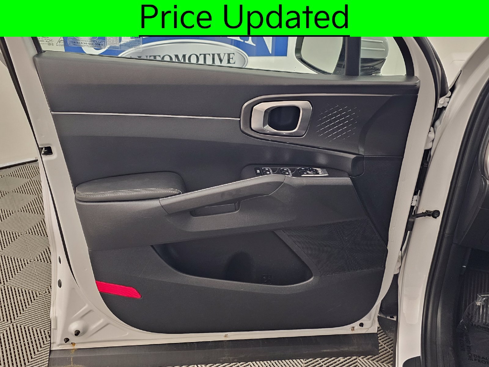 Used 2024 Kia Sorento S w/ Panoramic Sunroof Package FWD image 2
