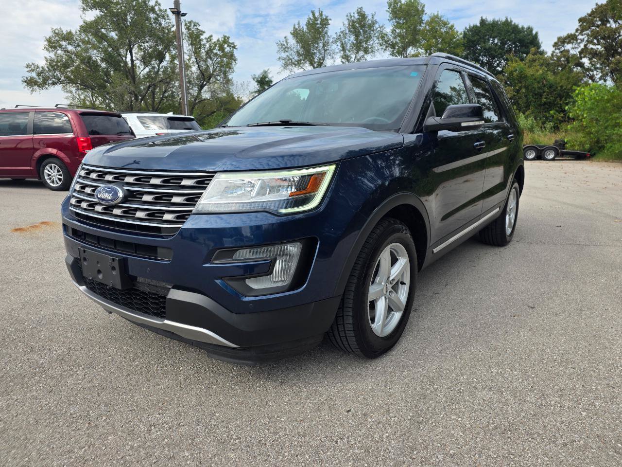 Used 2017 Ford Explorer XLT w/ Equipment Group 202A AWD/4WD image 2
