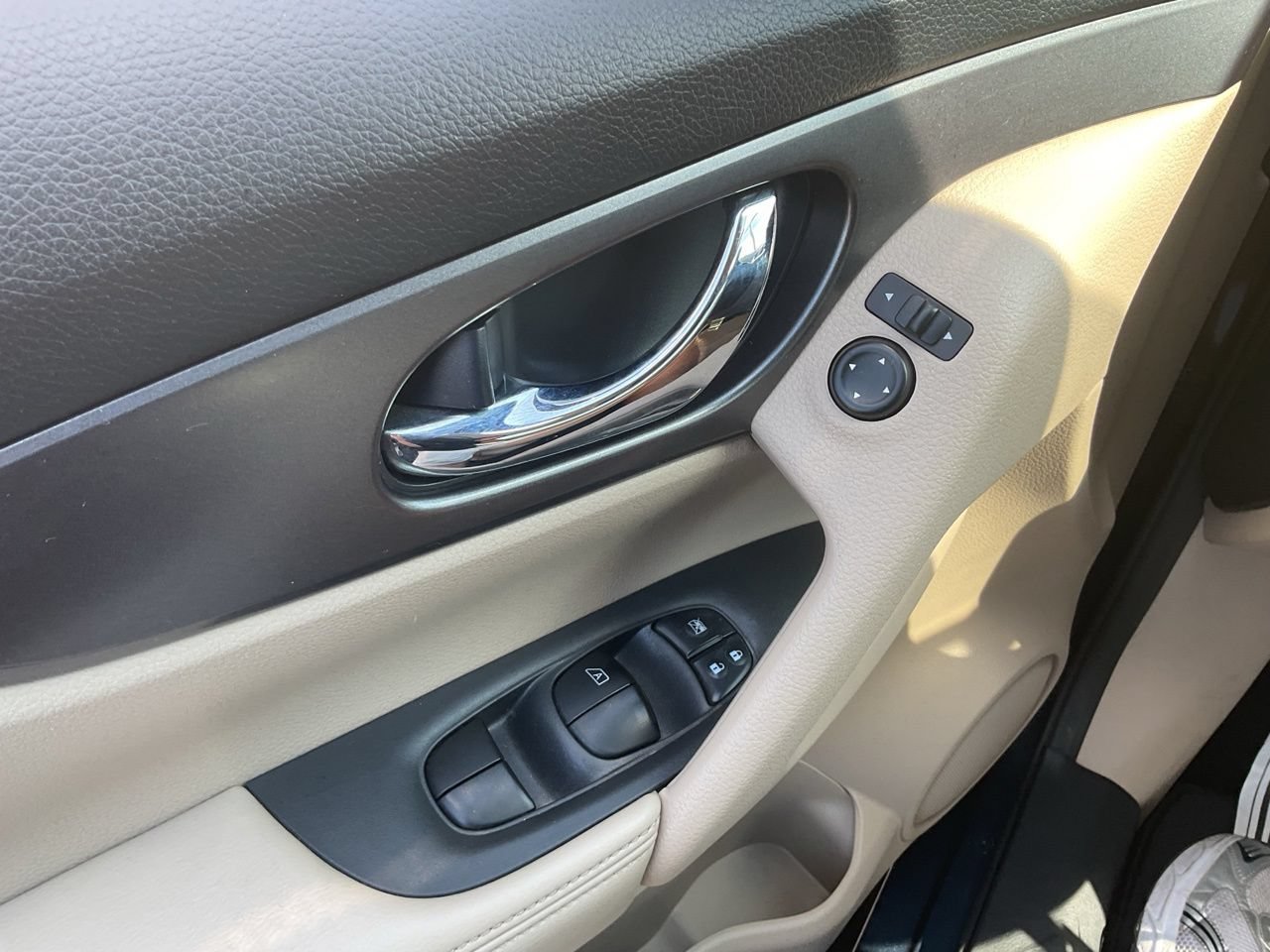 Used 2016 Nissan Rogue S w/ Appearance Package FWD image 19