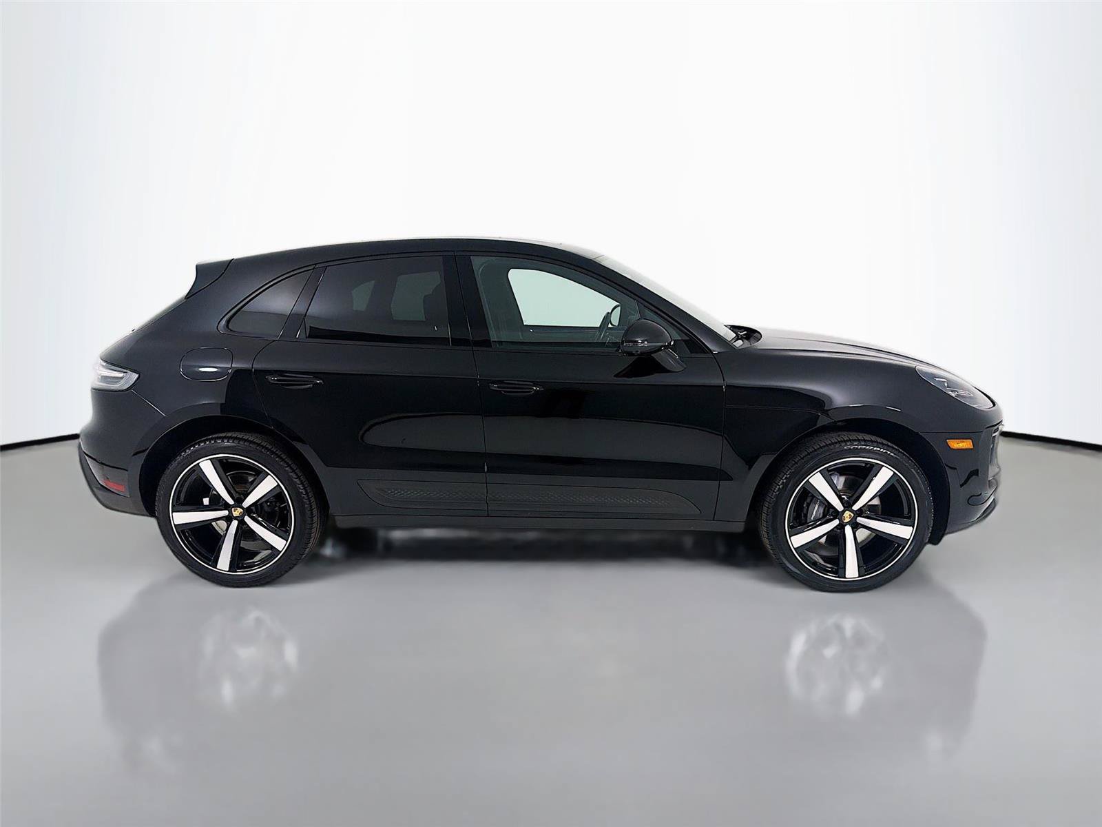 Certified 2023 Porsche Macan Turbo AWD/4WD image 27