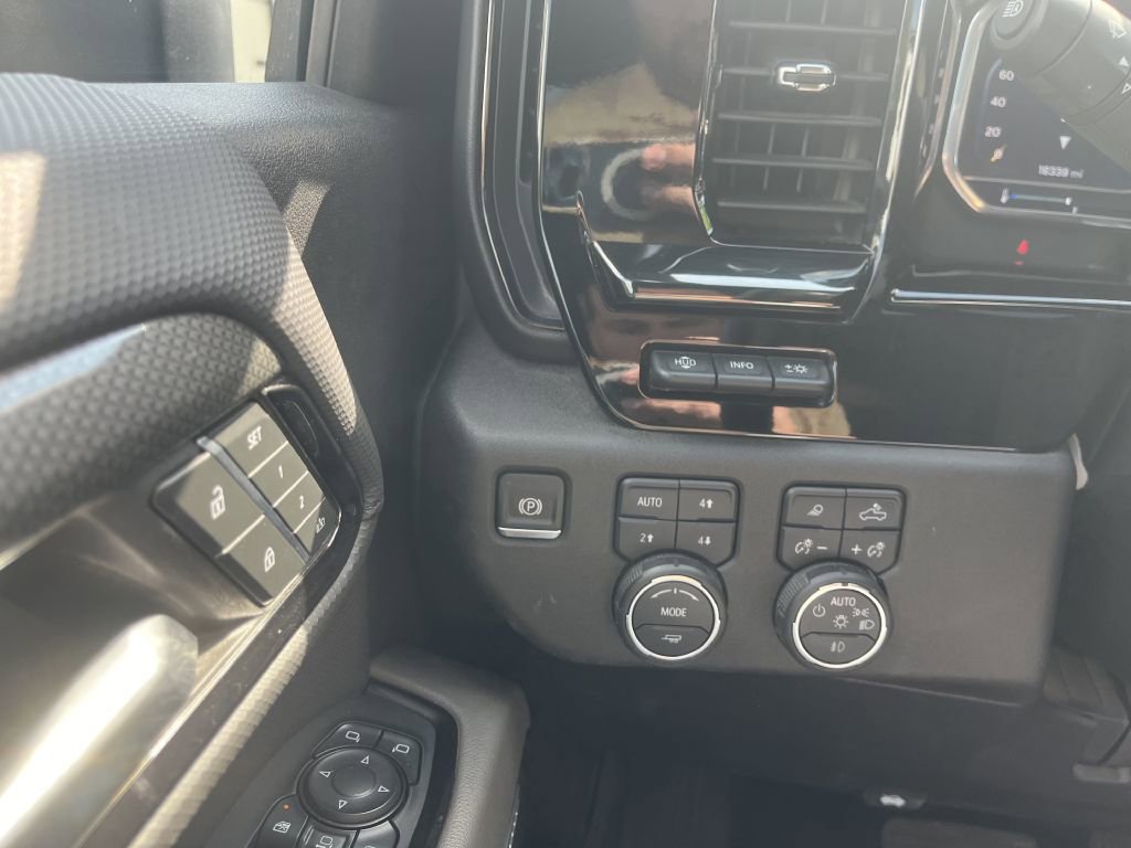 Used 2024 Chevrolet Silverado 2500 ZR2 w/ Technology Package image 28