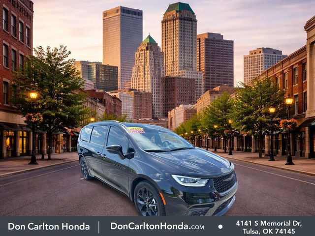 Used 2025 Chrysler Pacifica Limited w/ Trailer Tow Group