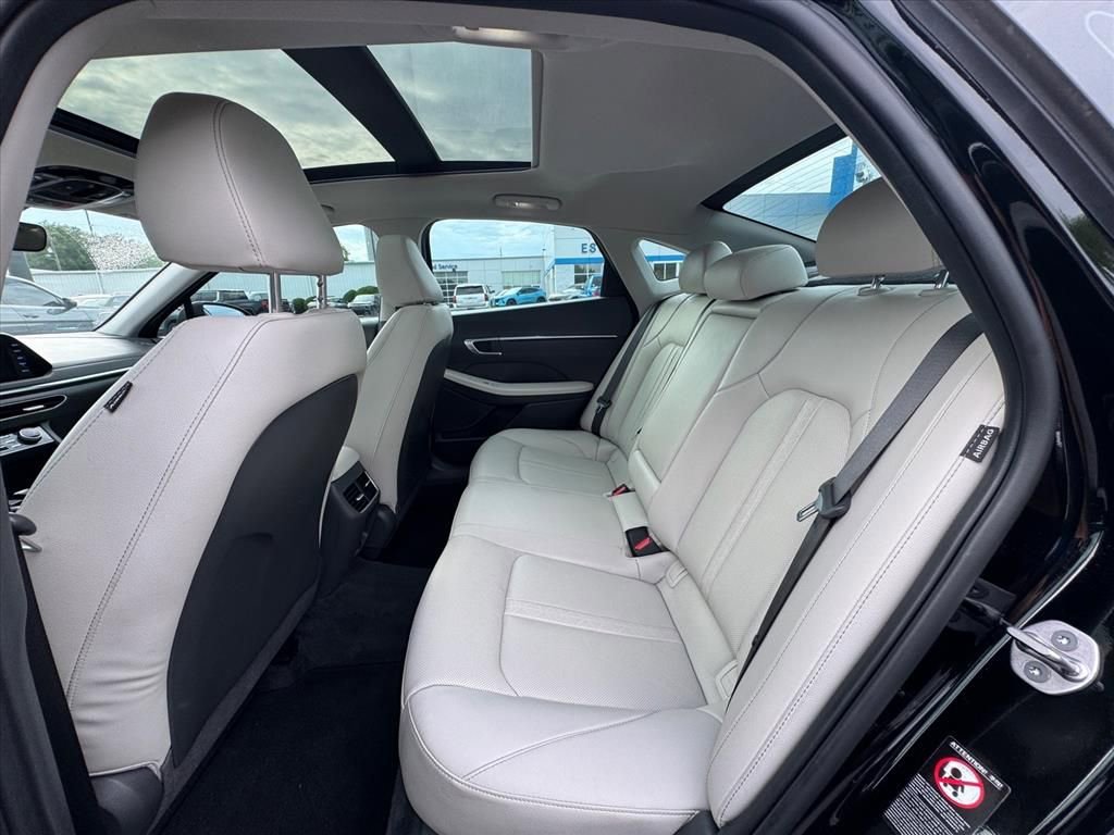Used 2023 Hyundai Sonata Limited w/ Preferred Accessory Package FWD image 11