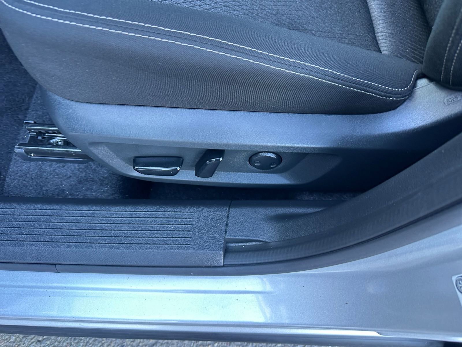 Used 2025 Nissan Rogue SV image 23