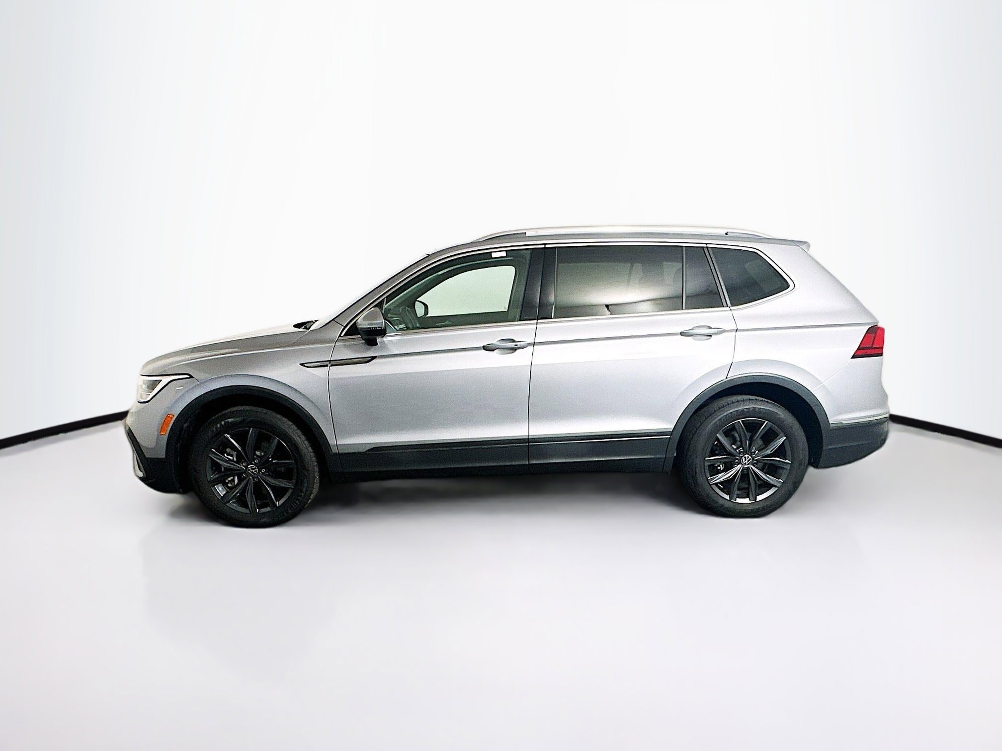 Used 2022 Volkswagen Tiguan SE w/ Panoramic Sunroof Package image 4