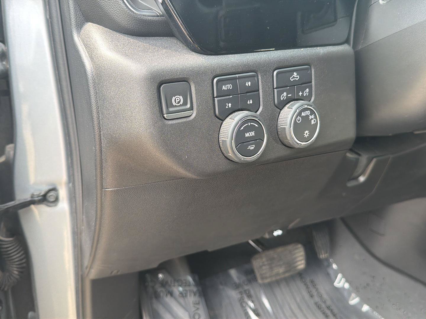 Used 2024 Chevrolet Silverado 1500 LT w/ Z71 Off-Road Package AWD/4WD image 23