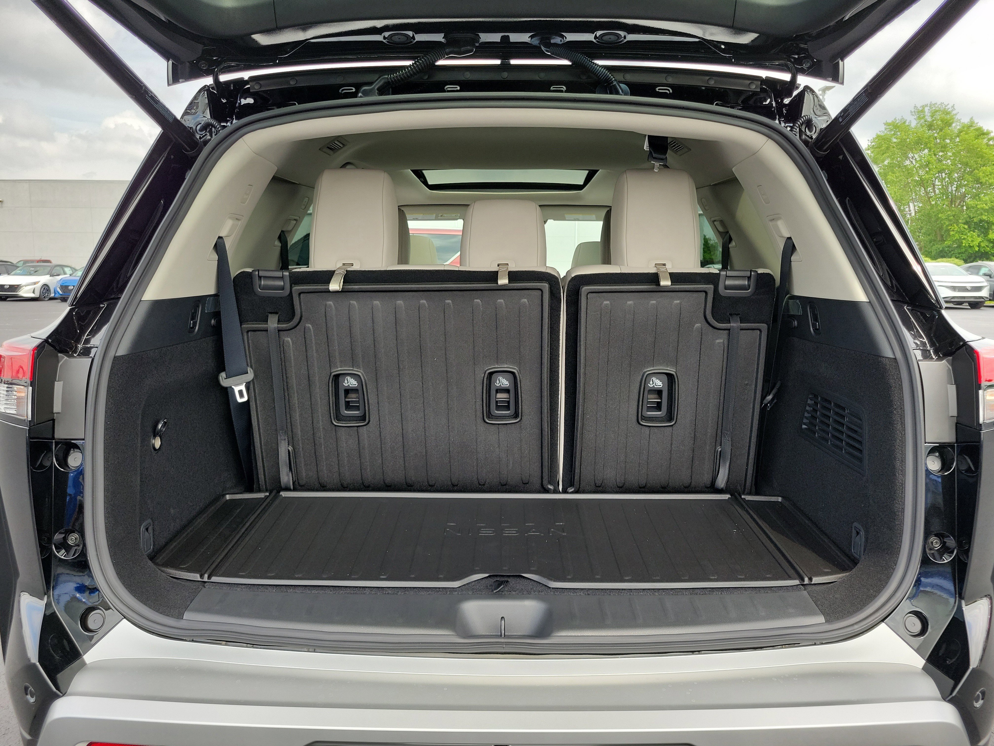 Used 2025 Nissan Pathfinder SL w/ SL Premium Package image 8