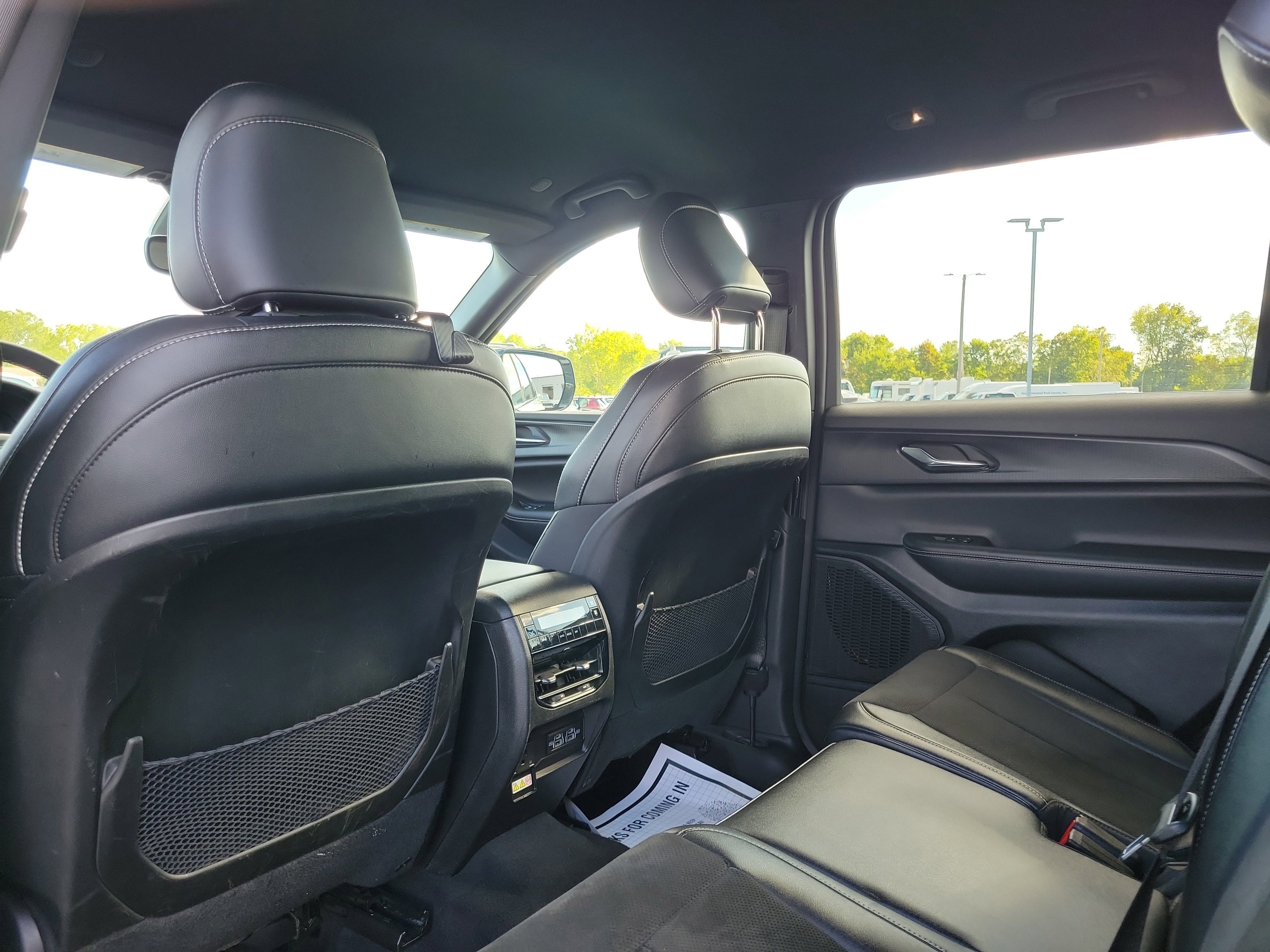 Used 2024 Jeep Grand Cherokee L Laredo image 14