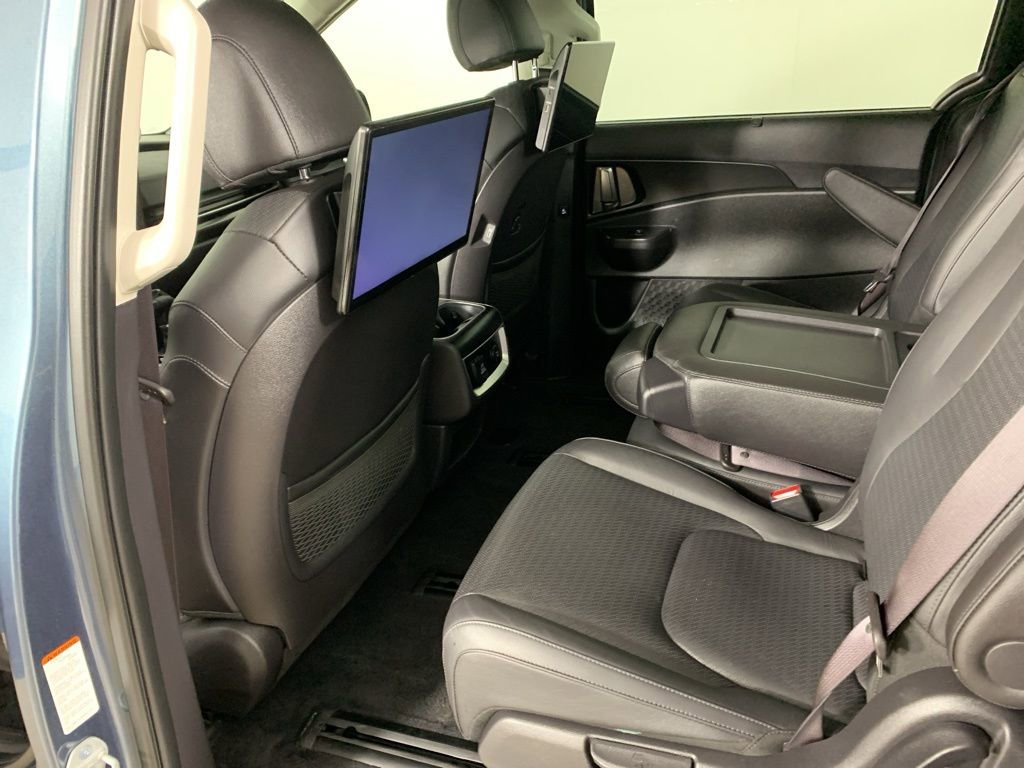 Used 2025 Kia Carnival SX Prestige image 38