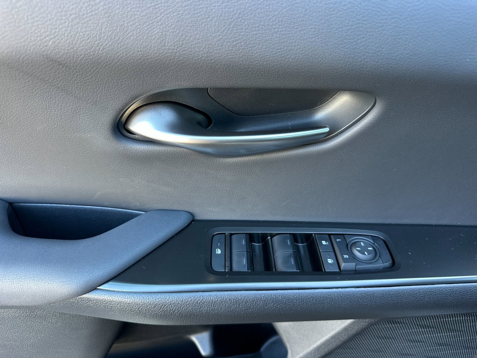 Used 2025 Lexus UX 300h AWD image 10