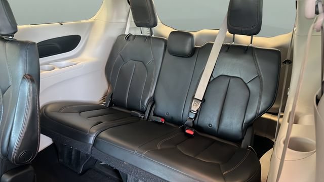 Used 2017 Chrysler Pacifica Touring-L FWD image 18