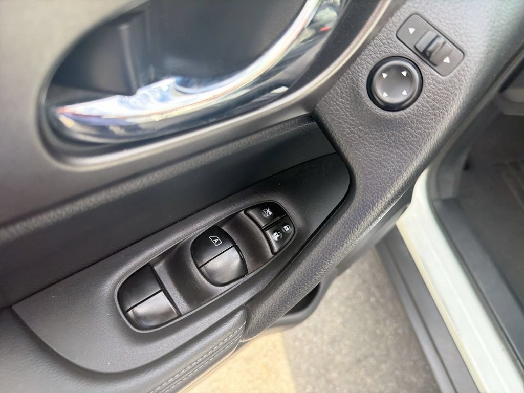 Used 2016 Nissan Rogue SV FWD image 15