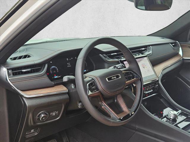 Used 2024 Jeep Grand Cherokee Summit image 10